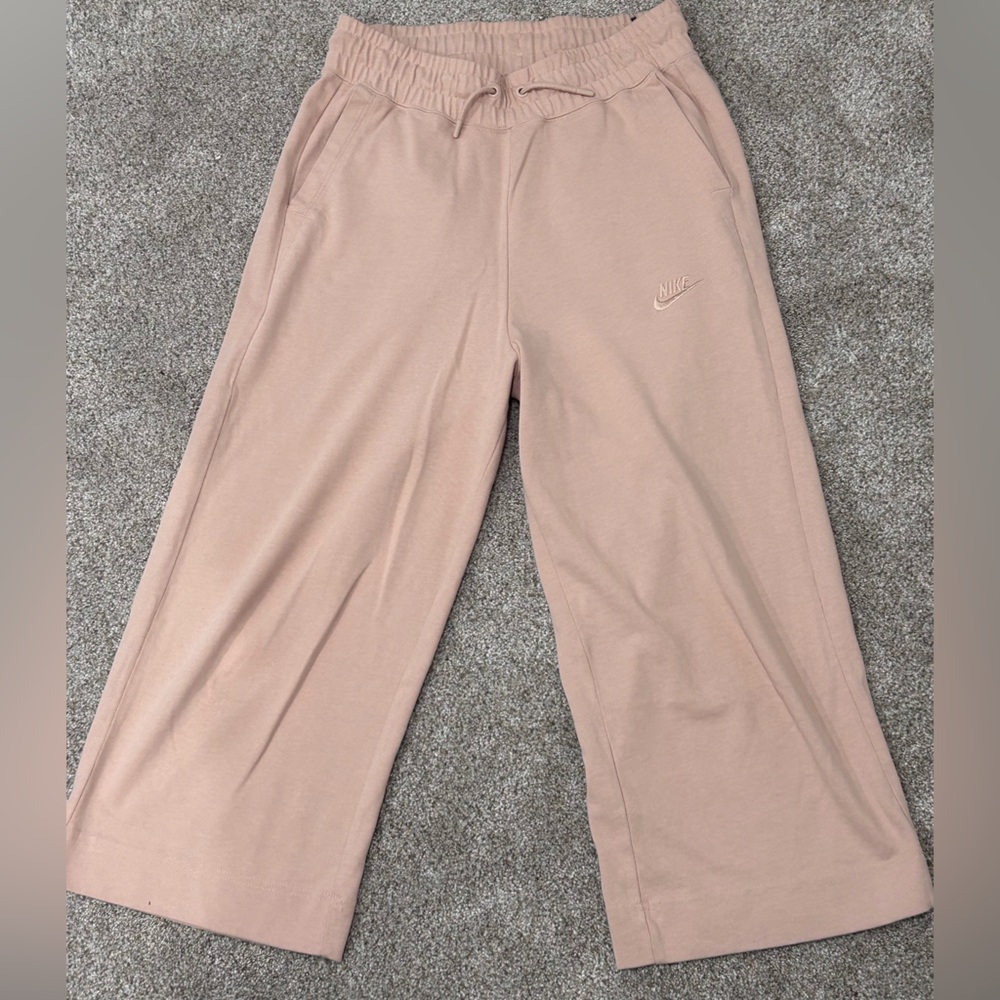 Nike women’s wide leg cropped sweats in tan